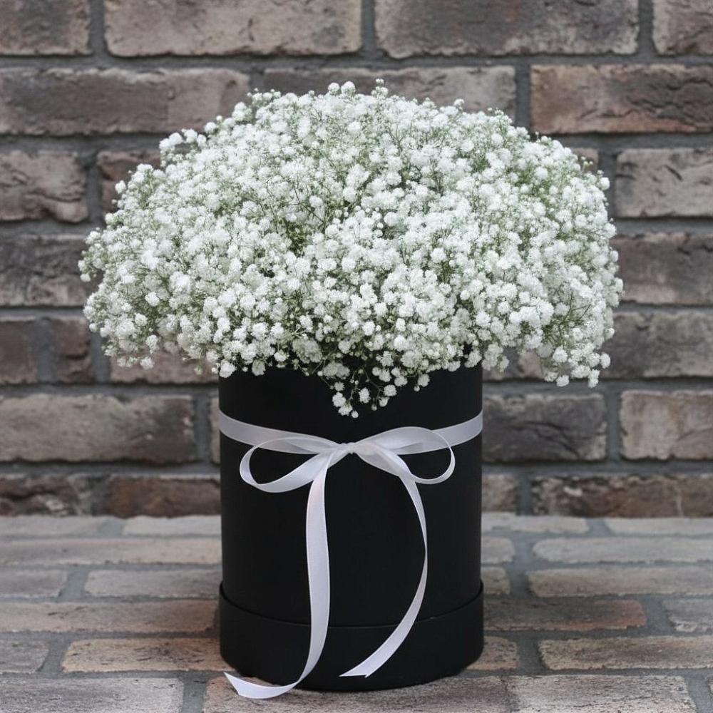 Цветочная композиция из Гипсофила в шляпной коробке в Пушкино