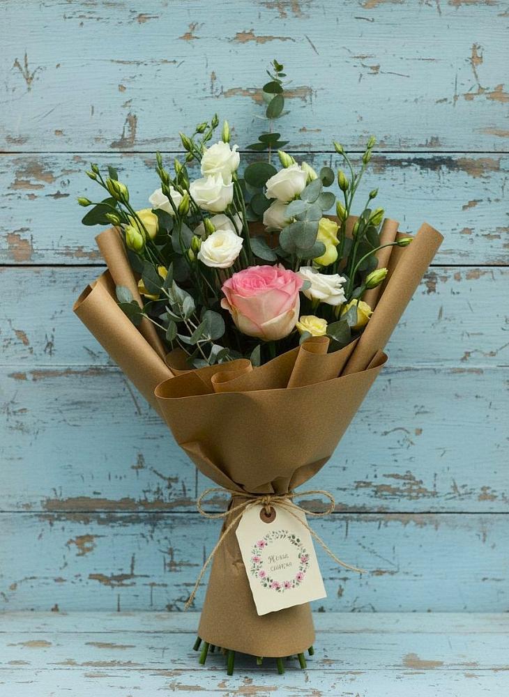 Букет цветов из: Розы и Лизиантусы в Пушкино