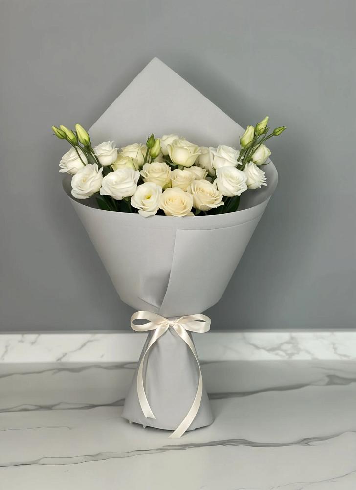 Букет цветов из: Розы и Лизиантусы в Пушкино