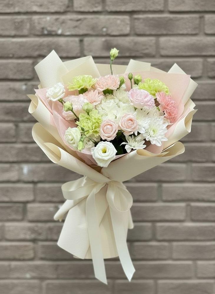 Букет цветов из: Гвоздики, Розы, Лизиантусы и Хризантемы в Пушкино