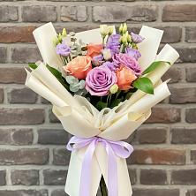 Букет цветов из:  Лизиантусы и Розы в Пушкино