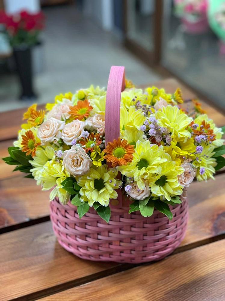 Цветочная композиция из Хризантемы и Розы в корзине в Пушкино