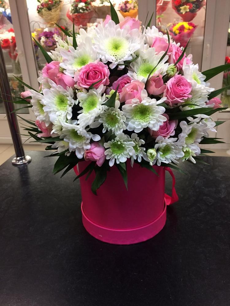 Цветочная композиция из Розы и Хризантемы в шляпной коробке в Пушкино