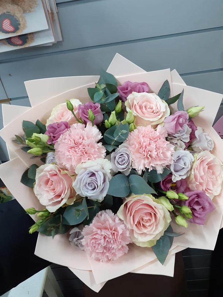 Букет цветов из: Розы, Гвоздики и Лизиантусы в Пушкино