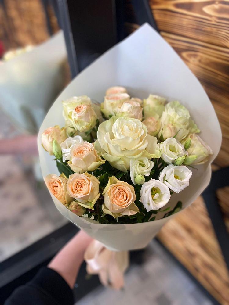 Букет цветов из: Розы и Лизиантусы в Пушкино